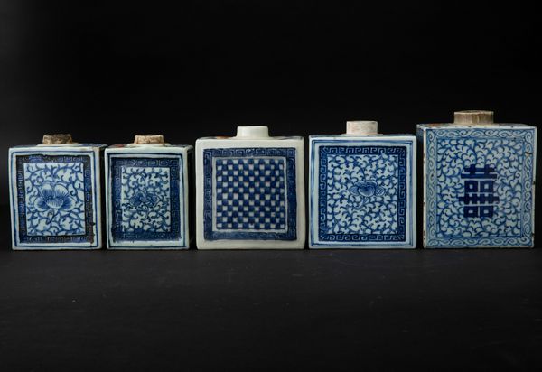 Cinque porta the in porcellana bianca e blu con decori floreali e ideogrammi, Cina, Dinastia Qing, epoca Qianlong (1736-1796)  - Asta Arte Orientale - Associazione Nazionale - Case d'Asta italiane