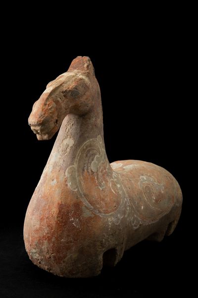 Figura di cavallo in terracotta con tracce di policromia, Cina, Dinastia Tang (618-906)  - Asta Arte Orientale - Associazione Nazionale - Case d'Asta italiane