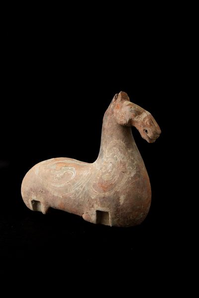 Figura di cavallo in terracotta con tracce di policromia, Cina, Dinastia Tang (618-906)  - Asta Arte Orientale - Associazione Nazionale - Case d'Asta italiane