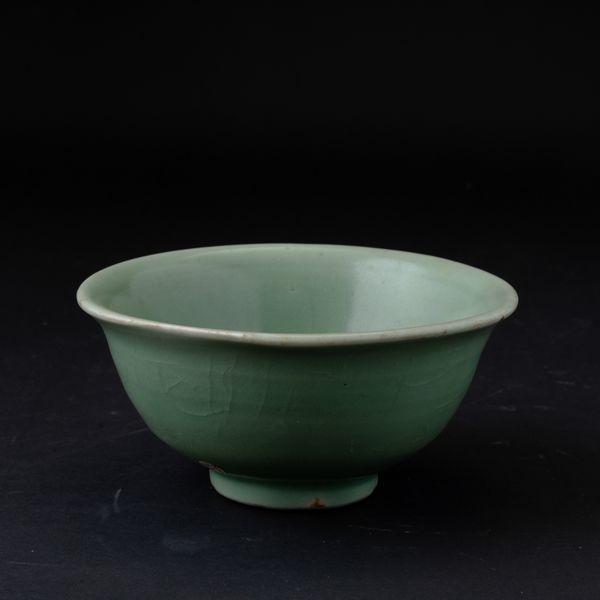 Ciotola in porcellana Longquan color Celadon, Cina, Dinastia Ming, XVII secolo  - Asta Arte Orientale - Associazione Nazionale - Case d'Asta italiane