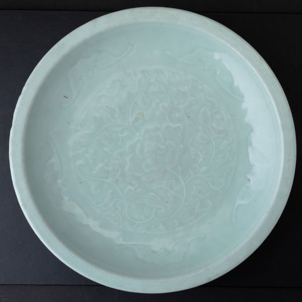 Piatto in porcellana Longquan color Celadon con decori floreali, Cina, Dinastia Qing, XIX secolo  - Asta Arte Orientale - Associazione Nazionale - Case d'Asta italiane