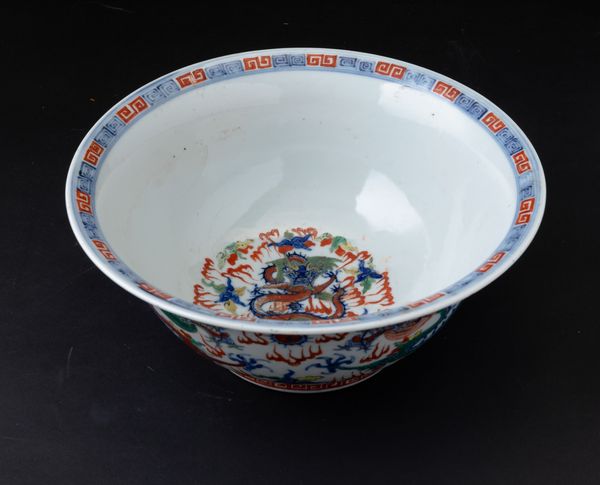 Grande bowl in porcellana con decoro di draghi tra le nuvole, Cina, Dinastia Qing, XIX secolo  - Asta Arte Orientale - Associazione Nazionale - Case d'Asta italiane