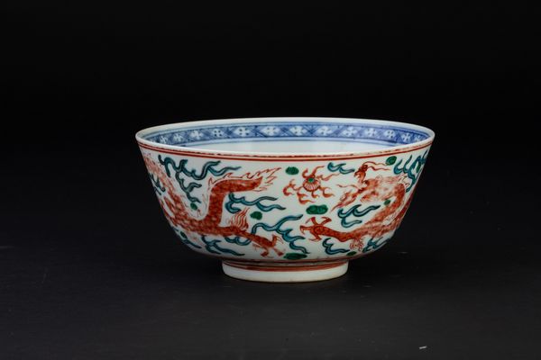 Ciotola in porcellana con figure di draghi tra le nuvole, Cina, Dinastia Qing, XIX secolo  - Asta Arte Orientale - Associazione Nazionale - Case d'Asta italiane