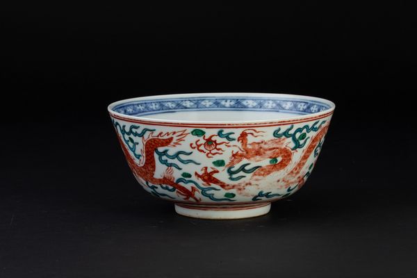 Ciotola in porcellana con figure di draghi tra le nuvole, Cina, Dinastia Qing, XIX secolo  - Asta Arte Orientale - Associazione Nazionale - Case d'Asta italiane