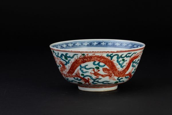 Ciotola in porcellana con figure di draghi tra le nuvole, Cina, Dinastia Qing, XIX secolo  - Asta Arte Orientale - Associazione Nazionale - Case d'Asta italiane