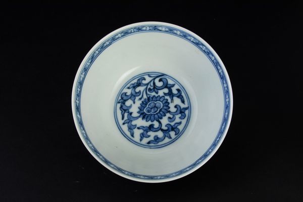 Ciotola in porcellana con figure di draghi tra le nuvole, Cina, Dinastia Qing, XIX secolo  - Asta Arte Orientale - Associazione Nazionale - Case d'Asta italiane