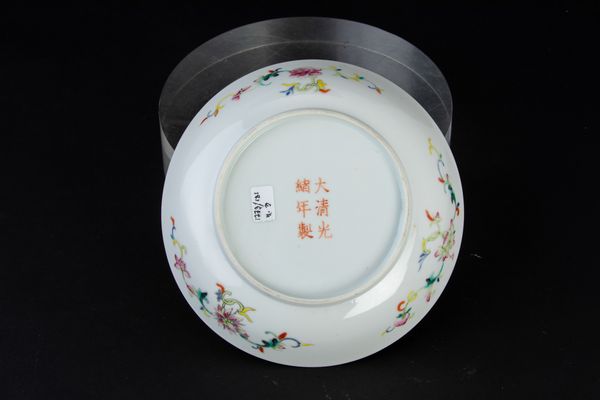 Piatto in porcellana a smalti policromi con figure di pipistrelli e simboli taoisti a fondo giallo, Cina, Dinastia Qing, epoca Guangxu (1875-1908)  - Asta Arte Orientale - Associazione Nazionale - Case d'Asta italiane