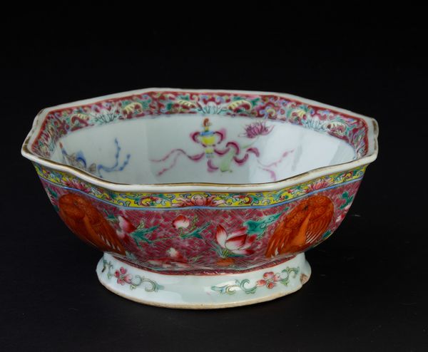 Alzata ottagonale in porcellana a smalti policromi con decori floreali e soggetti naturalistici, Cina, Dinastia Qing, XIX secolo  - Asta Arte Orientale - Associazione Nazionale - Case d'Asta italiane