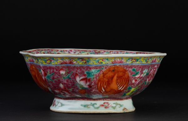 Alzata ottagonale in porcellana a smalti policromi con decori floreali e soggetti naturalistici, Cina, Dinastia Qing, XIX secolo  - Asta Arte Orientale - Associazione Nazionale - Case d'Asta italiane