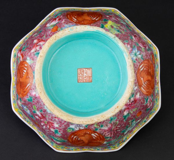 Alzata ottagonale in porcellana a smalti policromi con decori floreali e soggetti naturalistici, Cina, Dinastia Qing, XIX secolo  - Asta Arte Orientale - Associazione Nazionale - Case d'Asta italiane