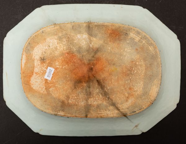 Piatto ottagonale in porcellana Famiglia Rosa raffigurante scena di vita comune e decori floreali, Cina, Dinastia Qing, epoca Qianlong (1736-1796)  - Asta Arte Orientale - Associazione Nazionale - Case d'Asta italiane