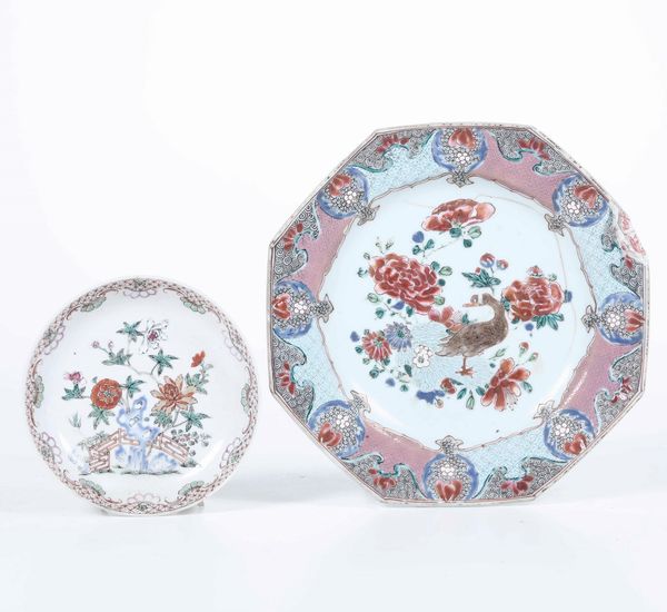 Due piatti diversi in porcellana Famiglia Rosa con decori floreali, Cina, Dinastia Qing, XIX secolo  - Asta Arte Orientale - Associazione Nazionale - Case d'Asta italiane