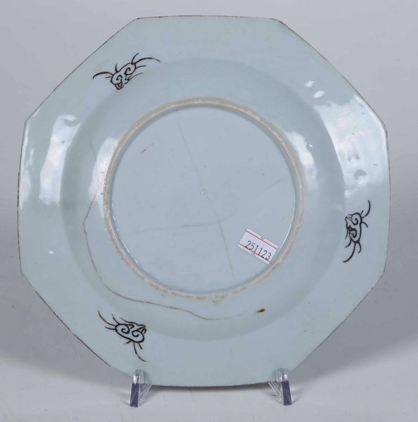 Due piatti diversi in porcellana Famiglia Rosa con decori floreali, Cina, Dinastia Qing, XIX secolo  - Asta Arte Orientale - Associazione Nazionale - Case d'Asta italiane