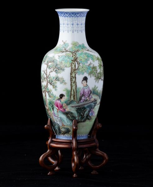 Vaso in porcellana con figure di fanciulle entro paesaggio e iscrizioni, Cina, Repubblica, XX secolo  - Asta Arte Orientale - Associazione Nazionale - Case d'Asta italiane