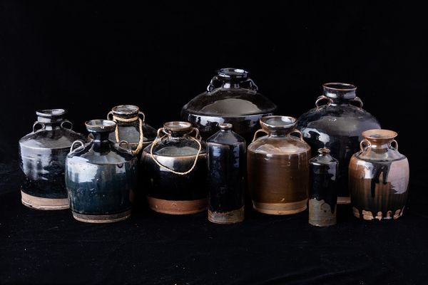 Dieci vasi da vino in terracotta invetriata sui toni del nero e del marrone, Cina, Dinastia Song (960-1279)  - Asta Arte Orientale - Associazione Nazionale - Case d'Asta italiane