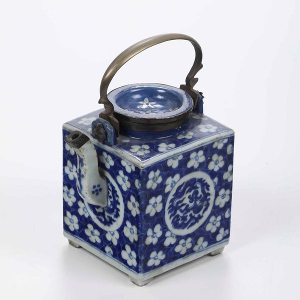 Teiera in porcellana bianca e blu con decori floreali e figure di draghi entro riserve, Cina, Dinastia Qing, epoca Qianlong (1736-1796)  - Asta Arte Orientale - Associazione Nazionale - Case d'Asta italiane