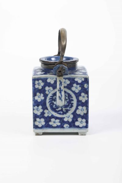 Teiera in porcellana bianca e blu con decori floreali e figure di draghi entro riserve, Cina, Dinastia Qing, epoca Qianlong (1736-1796)  - Asta Arte Orientale - Associazione Nazionale - Case d'Asta italiane