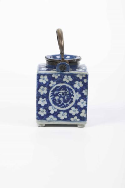Teiera in porcellana bianca e blu con decori floreali e figure di draghi entro riserve, Cina, Dinastia Qing, epoca Qianlong (1736-1796)  - Asta Arte Orientale - Associazione Nazionale - Case d'Asta italiane