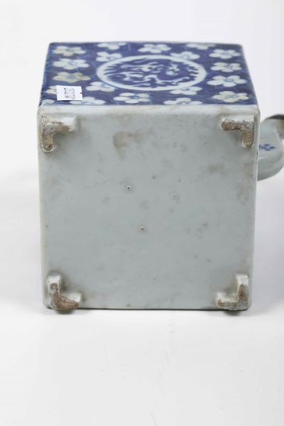 Teiera in porcellana bianca e blu con decori floreali e figure di draghi entro riserve, Cina, Dinastia Qing, epoca Qianlong (1736-1796)  - Asta Arte Orientale - Associazione Nazionale - Case d'Asta italiane