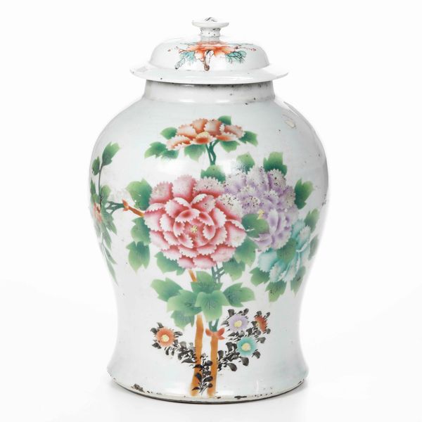 Potiche in porcellana con peonie in fiore, Cina, Dinastia Qing, XIX secolo  - Asta Arte Orientale - Associazione Nazionale - Case d'Asta italiane