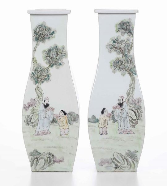 Coppia di vasi in porcellana con raffigurazione di saggi con discepoli entro paesaggio, Cina, XX secolo  - Asta Arte Orientale - Associazione Nazionale - Case d'Asta italiane