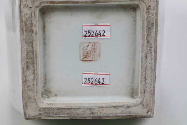 Coppia di vasi in porcellana con raffigurazione di saggi con discepoli entro paesaggio, Cina, XX secolo  - Asta Arte Orientale - Associazione Nazionale - Case d'Asta italiane