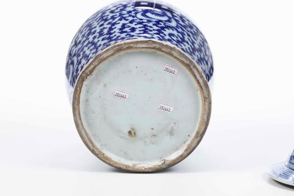 Potiche in porcellana bianca e blucon decori floreali e simboli taoisti, Cina, XX secolo  - Asta Arte Orientale - Associazione Nazionale - Case d'Asta italiane