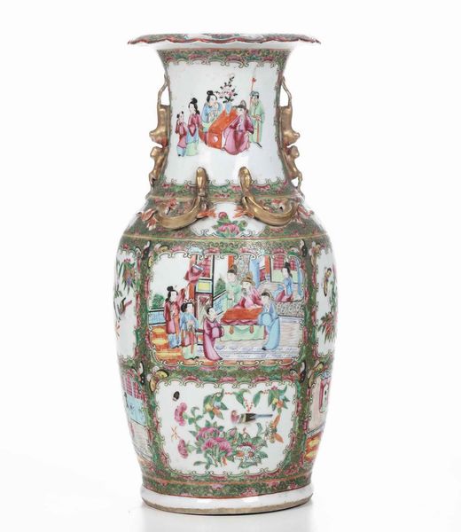 Vaso in porcellana Famiglia Rosa con scene di vita comune entro riserve, decori floreali e figure di draghetti a rilievo, Canton, Cina, Dinastia Qing, XIX secolo  - Asta Arte Orientale - Associazione Nazionale - Case d'Asta italiane