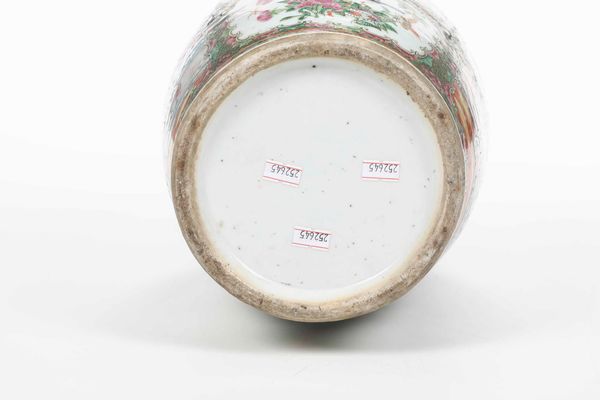 Vaso in porcellana Famiglia Rosa con scene di vita comune entro riserve, decori floreali e figure di draghetti a rilievo, Canton, Cina, Dinastia Qing, XIX secolo  - Asta Arte Orientale - Associazione Nazionale - Case d'Asta italiane
