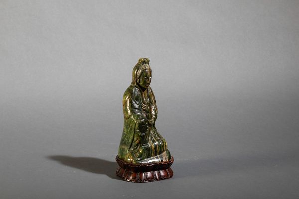 Figura di Guanyin seduta con collana da preghiera scolpita in pietra dura, Cina, Dinastia Qing, XVIII secolo  - Asta Arte Orientale - Associazione Nazionale - Case d'Asta italiane