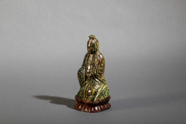 Figura di Guanyin seduta con collana da preghiera scolpita in pietra dura, Cina, Dinastia Qing, XVIII secolo  - Asta Arte Orientale - Associazione Nazionale - Case d'Asta italiane