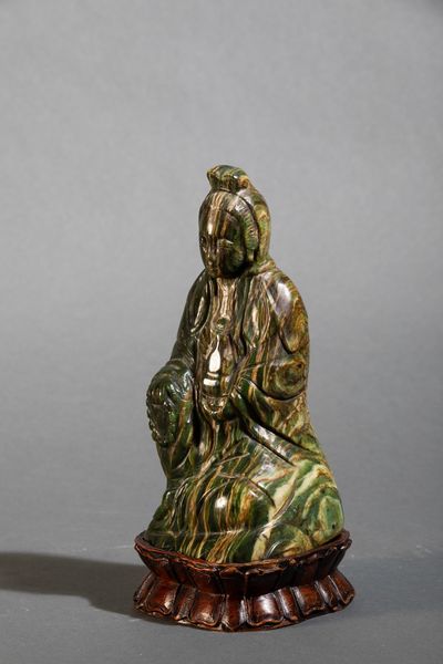 Figura di Guanyin seduta con collana da preghiera scolpita in pietra dura, Cina, Dinastia Qing, XVIII secolo  - Asta Arte Orientale - Associazione Nazionale - Case d'Asta italiane