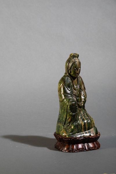 Figura di Guanyin seduta con collana da preghiera scolpita in pietra dura, Cina, Dinastia Qing, XVIII secolo  - Asta Arte Orientale - Associazione Nazionale - Case d'Asta italiane