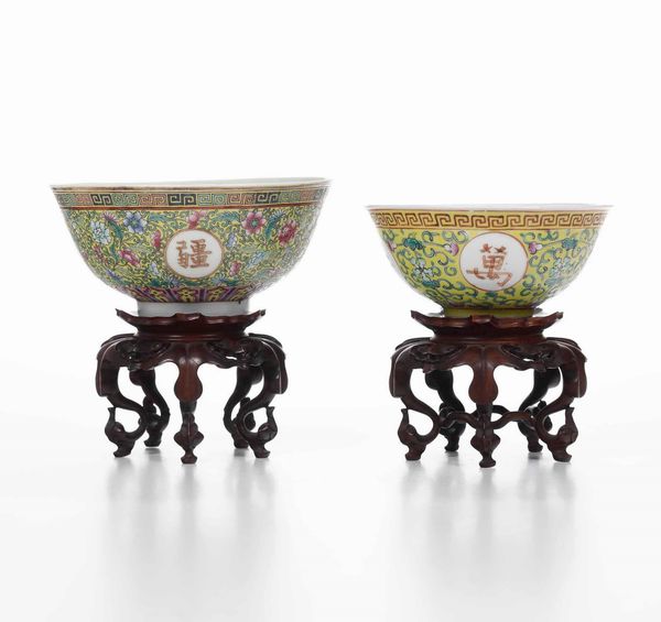 Lotto composto da due ciotoline in porcellana con decori floreali su fondo giallo e ideogrammi entro riserve, Cina, Dinastia Qing, XIX secolo  - Asta Arte Orientale - Associazione Nazionale - Case d'Asta italiane