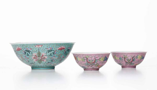 Lotto composto da tre ciotole in porcellana a smalti policromi con decoro a fiori di loto su sfondo rosa e azzurro, Cina, Repubblica, XX secolo  - Asta Arte Orientale - Associazione Nazionale - Case d'Asta italiane