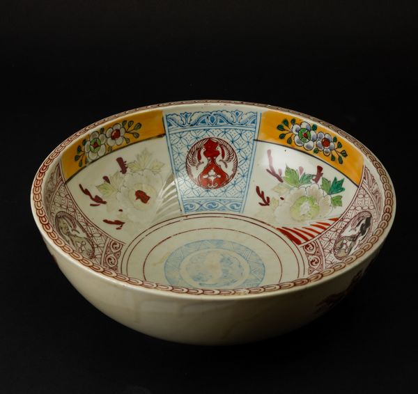 Bowl in porcellana Imari con figure di volatili e decori floreali entro riserve, Giappone, periodo Meiji (1868-1912)  - Asta Arte Orientale - Associazione Nazionale - Case d'Asta italiane