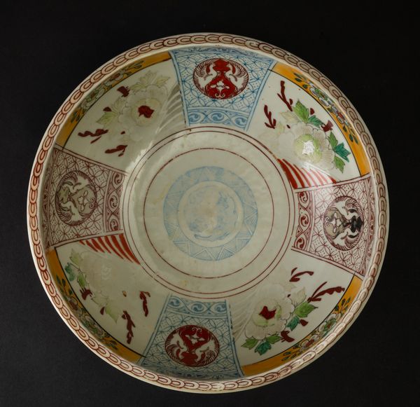Bowl in porcellana Imari con figure di volatili e decori floreali entro riserve, Giappone, periodo Meiji (1868-1912)  - Asta Arte Orientale - Associazione Nazionale - Case d'Asta italiane
