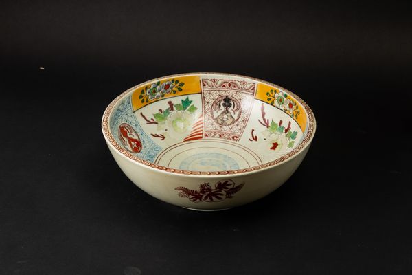 Bowl in porcellana Imari con figure di volatili e decori floreali entro riserve, Giappone, periodo Meiji (1868-1912)  - Asta Arte Orientale - Associazione Nazionale - Case d'Asta italiane