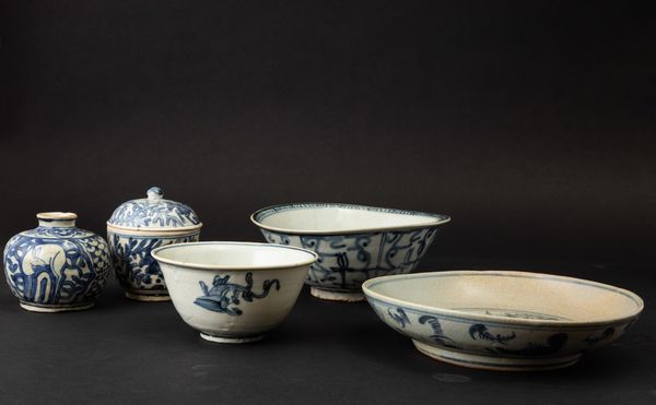 Lotto composto da tre bowl, una ciotola con coperchio e un vasetto in porcellana bianca e blu, Cina, Dinastia Ming, XVII secolo  - Asta Arte Orientale - Associazione Nazionale - Case d'Asta italiane