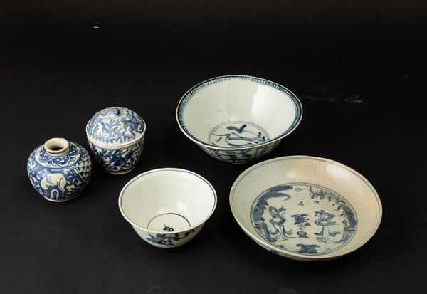Lotto composto da tre bowl, una ciotola con coperchio e un vasetto in porcellana bianca e blu, Cina, Dinastia Ming, XVII secolo  - Asta Arte Orientale - Associazione Nazionale - Case d'Asta italiane