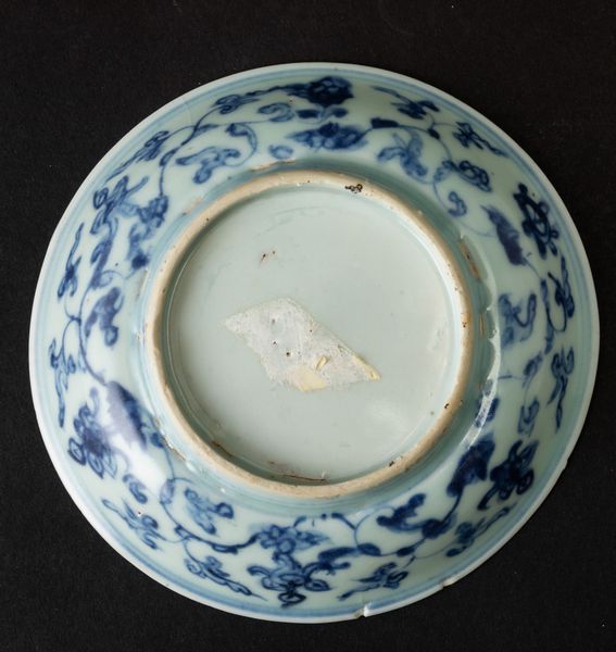 Piatto in porcellana bianca e blu con paesaggio centrale e decori vegetali, Cina, Dinastia Ming, XVII secolo  - Asta Arte Orientale - Associazione Nazionale - Case d'Asta italiane