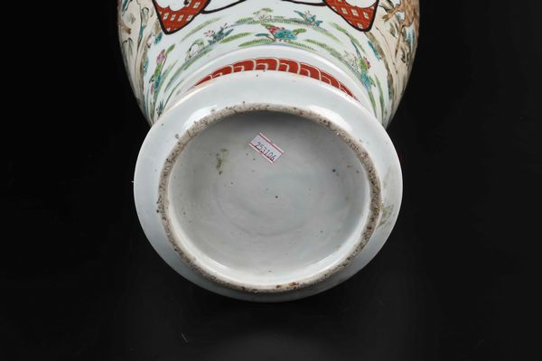 Coppia di vasi in porcellana con decori floreali e scene di vita comune entro riserve, Giappone, periodo Meiji (1868-1912)  - Asta Arte Orientale - Associazione Nazionale - Case d'Asta italiane