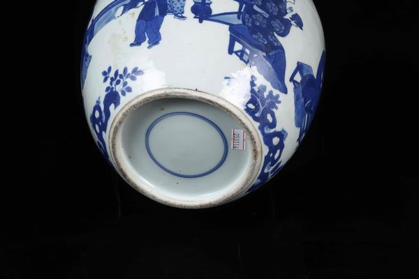 Potiche in porcellana bianca e blu con figure di saggi entro paesaggio, Cina, Dinastia Qing, XIX secolo  - Asta Arte Orientale - Associazione Nazionale - Case d'Asta italiane