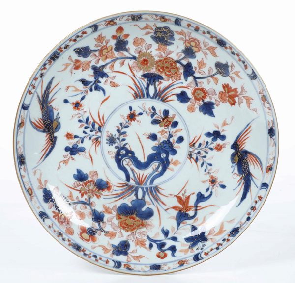 Piatto in porcellana Imari con soggetto naturalistico e motivi floreali, Giappone, periodo Meiji (1868-1912)  - Asta Arte Orientale - Associazione Nazionale - Case d'Asta italiane
