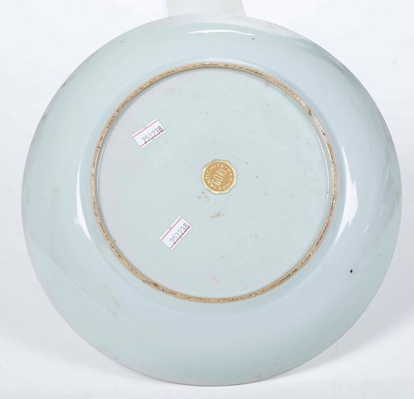 Piatto in porcellana Imari con soggetto naturalistico e motivi floreali, Giappone, periodo Meiji (1868-1912)  - Asta Arte Orientale - Associazione Nazionale - Case d'Asta italiane