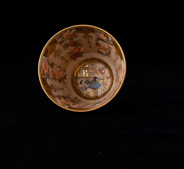 Coppa in porcellana Satsuma con decori floreali e scene di vita comune entro riserve, Giappone, periodo Meiji (1868-1912)  - Asta Arte Orientale - Associazione Nazionale - Case d'Asta italiane