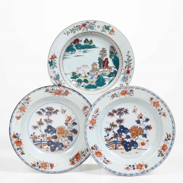 Lotto composto da due piatti in porcellana Imari con decori floreali e uno con veduta di paesaggio, Cina, XVIII-XIX secolo  - Asta Arte Orientale - Associazione Nazionale - Case d'Asta italiane