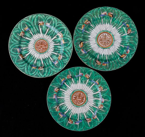 Tre piatti in porcellana con ideogrammi e farfalle, Cina, inizi XX secolo  - Asta Arte Orientale - Associazione Nazionale - Case d'Asta italiane