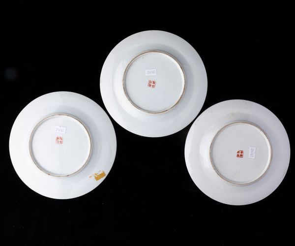 Tre piatti in porcellana con ideogrammi e farfalle, Cina, inizi XX secolo  - Asta Arte Orientale - Associazione Nazionale - Case d'Asta italiane