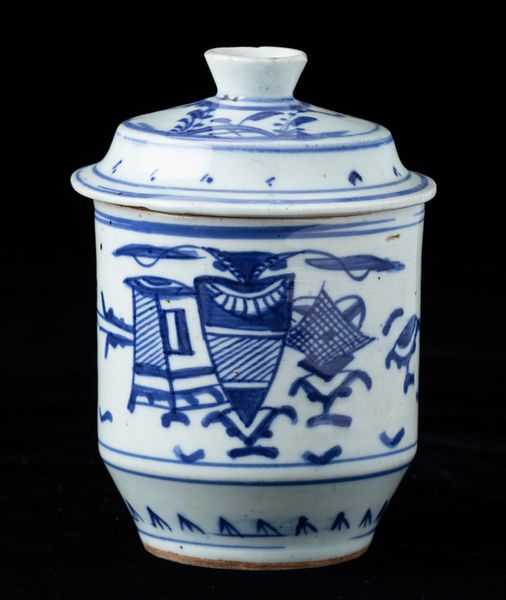 Vaso cilindrico con coperchio in porcellana bianca e blu con decoro naturalistico, Cina, Dinastia Qing, XIX secolo  - Asta Arte Orientale - Associazione Nazionale - Case d'Asta italiane